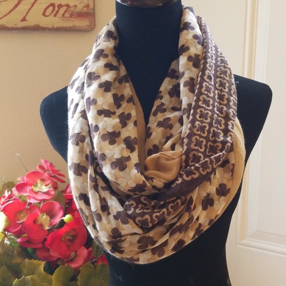 Beautiful infinity scarf EUC
